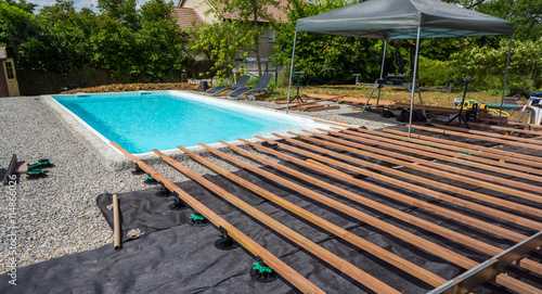 construction terrasse autour d'une piscine