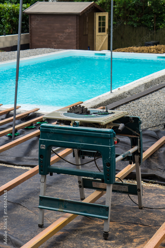 construction terrasse autour d'une piscine