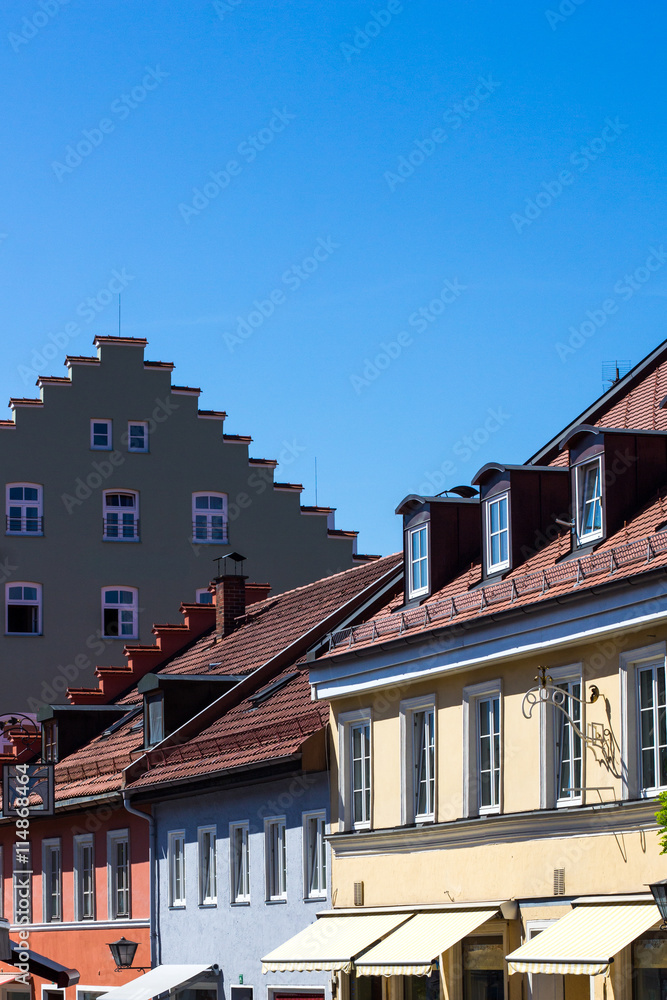 Bayrische Altbau - Häuserfassade mit Fenstern in bunten Farben vor Blauem Himmel