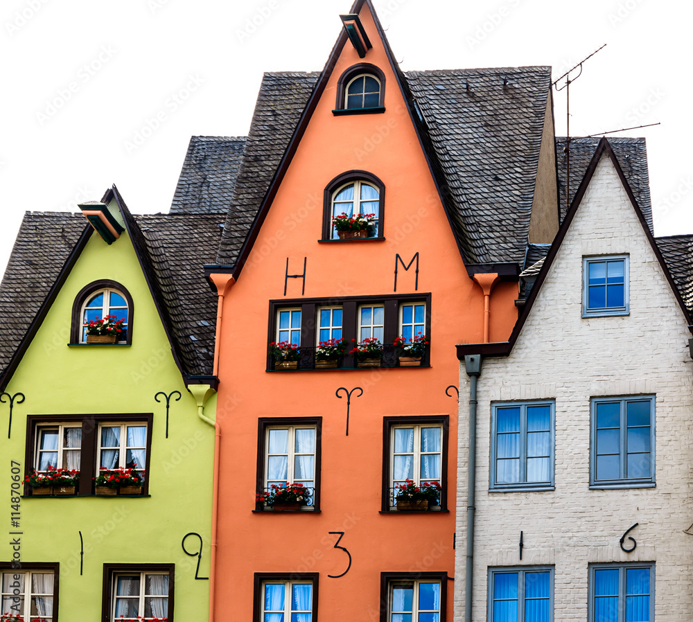 Eine Reihe bunter  Häuser am Rheinufer in Köln