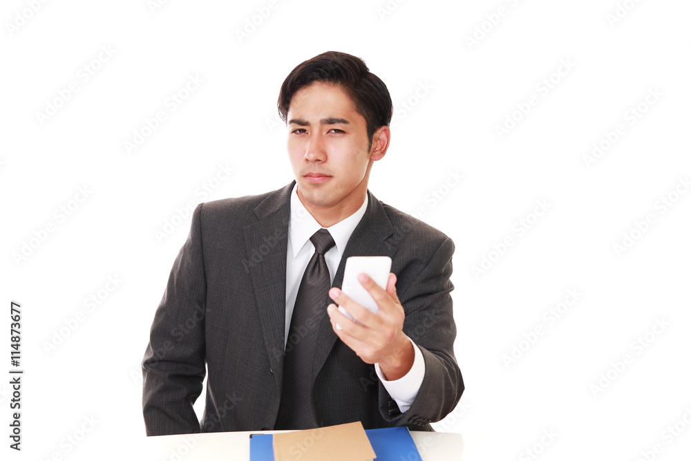 スマートフォンを持つビジネスマン スマートフォンを持つビジネスマン
