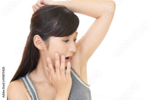 驚いた表情の女性