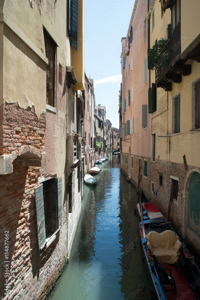 Häuser und Boote in Venedig