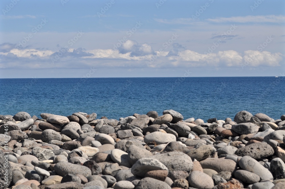 Steine am Strand mit Blick auf das offene, blaue Meer - Atlantischer Ozean, La Gomera - Spanien