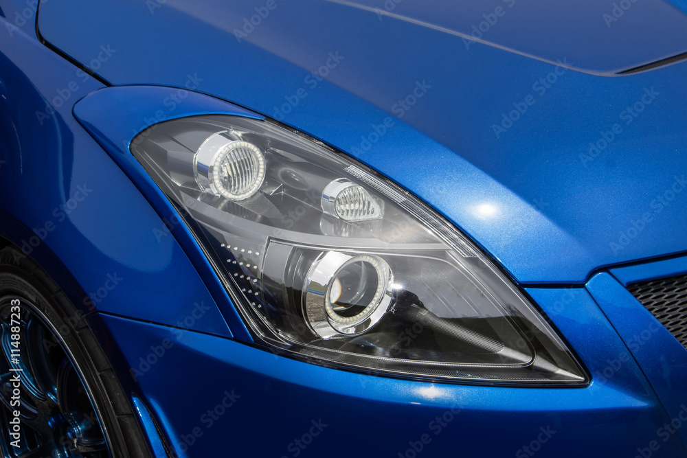 青い車のヘッドライト　 Head lamp of the blue car
