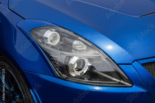 青い車のヘッドライト Head lamp of the blue car