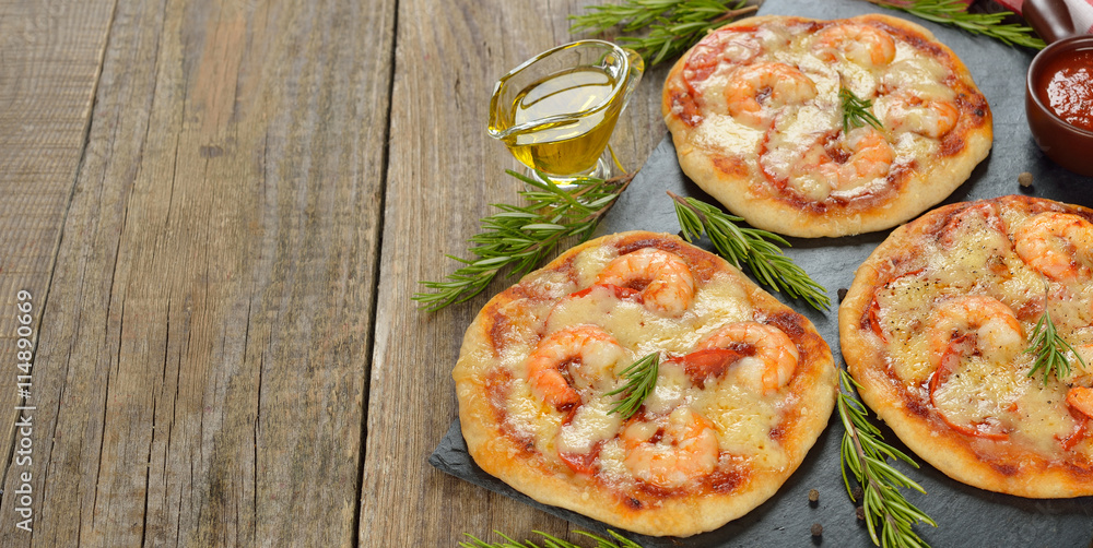 Pizza with shrimp and rosemary