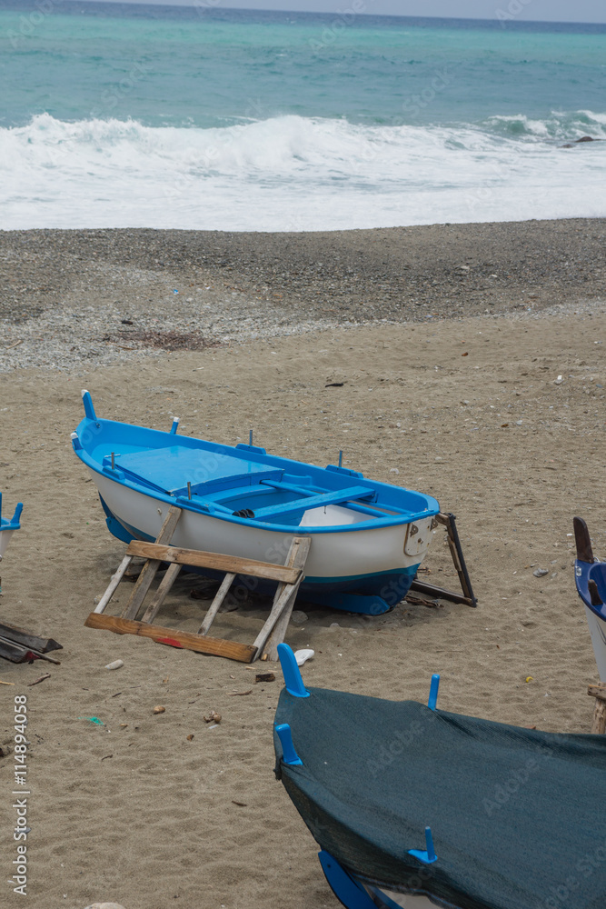 Fischerboot an einem menschenleeren Strand Fischerboot an einem menschenleeren Strand