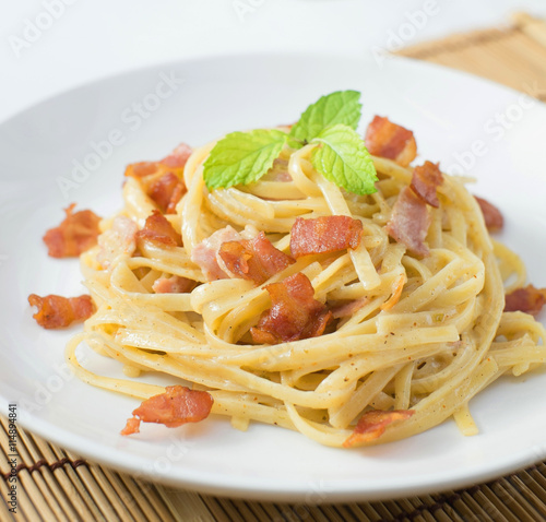 spaghetti cabonara with bacon and ham