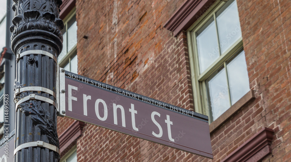 Obraz premium Street sign in South Street Seaport historic district of New York
