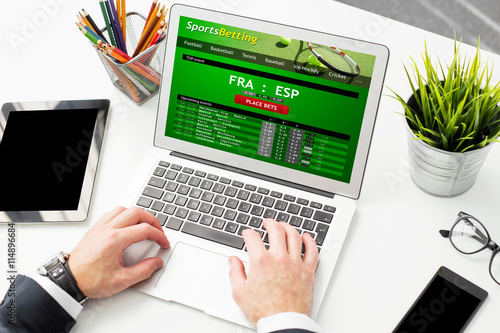 Billede på lærred Man placing sports bets on the internet
