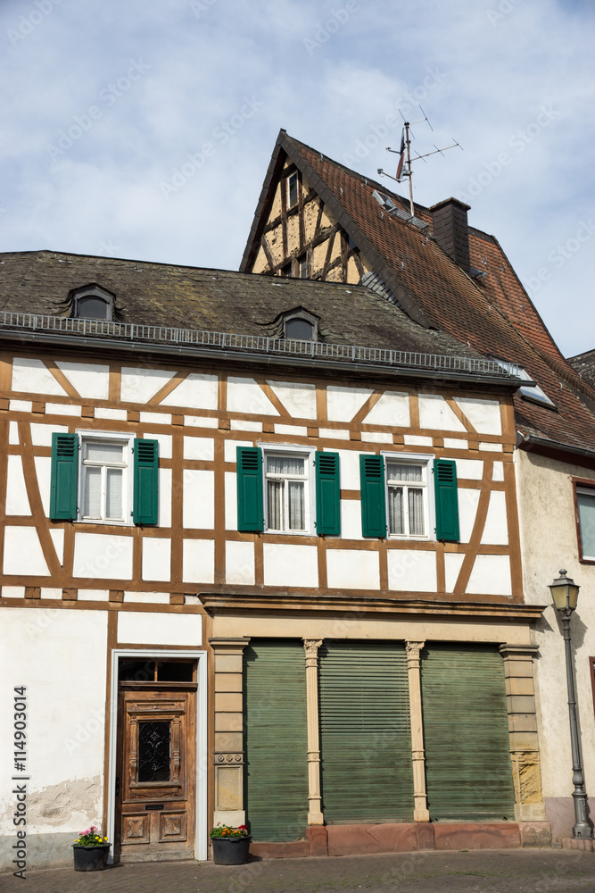 Naklejka premium Fachwerkhäuser in der Grabengasse in der Altstadt von Eltville am Rhein, Rheingau, Hessen