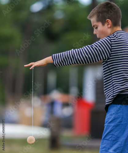 Obraz na plátně jouer au yoyo