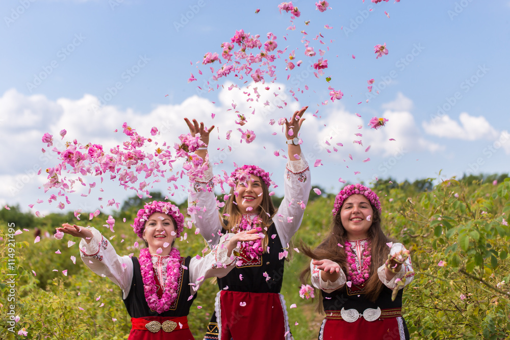 Obraz premium Throwing roses in the air