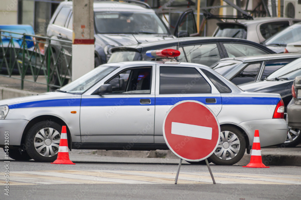 A police car blocked the road and put up signs prohibiting travel. A police car blocked the road and put up signs prohibiting travel.