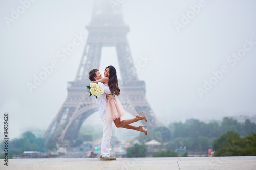 Canvas Print Romantic couple together in Paris