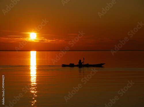 Paddler im Sonnenuntergang auf dem See