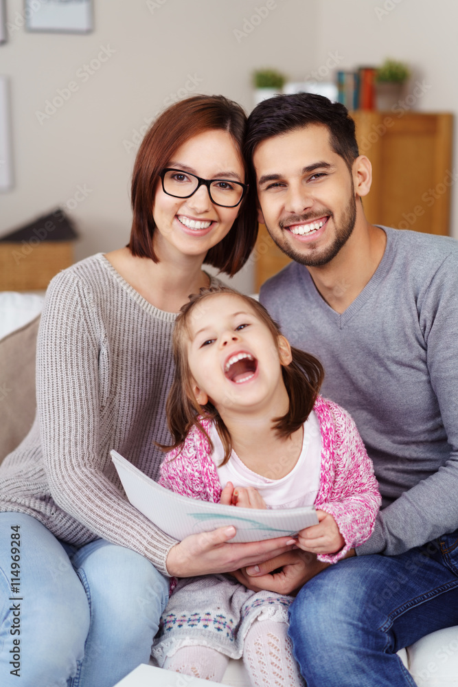 glückliche familie zu hause glückliche familie zu hause