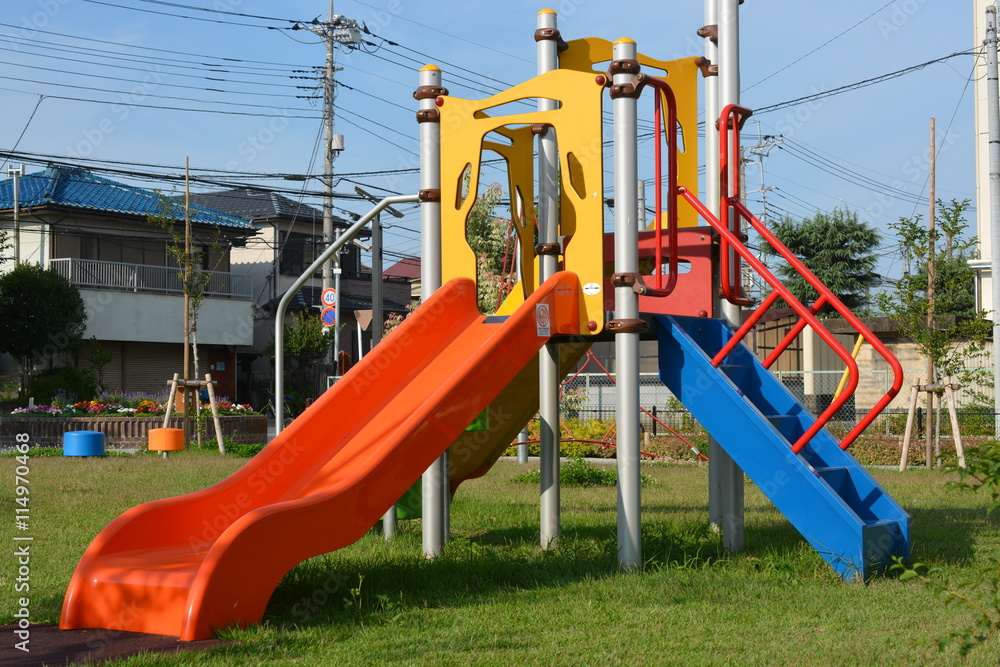 小さい公園の赤い滑り台