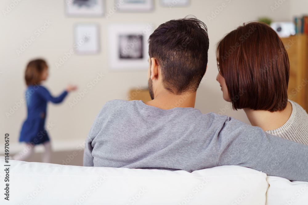 Obraz premium eltern schauen ihrer tochter zu