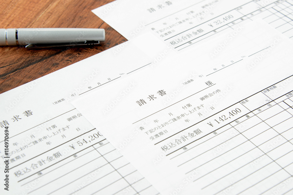 請求書とペン 請求書とペン