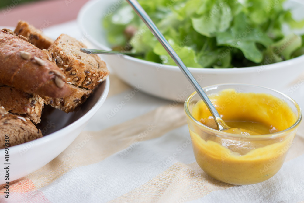 Gesunde Mahlzeit: Salat, Brot und Dip Gesunde Mahlzeit: Salat, Brot und Dip