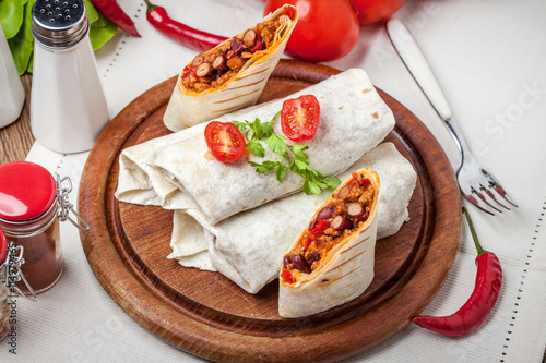 Burritos filled wiht minced meat, bean and vegetables.