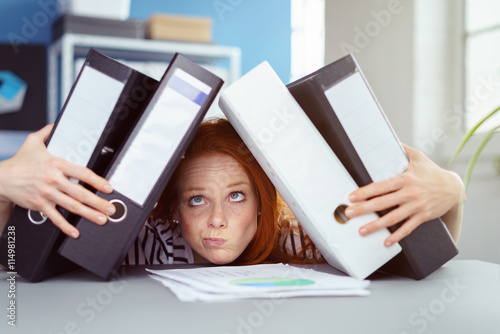 Fotografie junge frau im büro bricht unter akten zusammen
