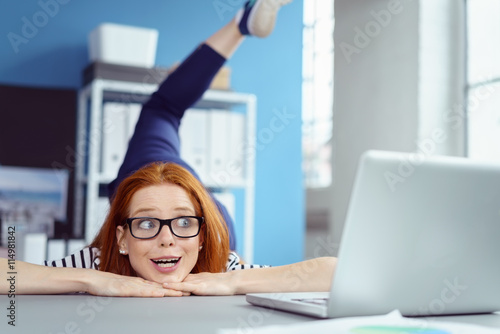 Fototapeta Naklejka Na Ścianę i Meble -  frau macht dehnübungen während der arbeitszeit