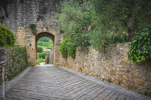 Fototapeta Naklejka Na Ścianę i Meble -  Monteriggioni with views of the Tuscan landscape