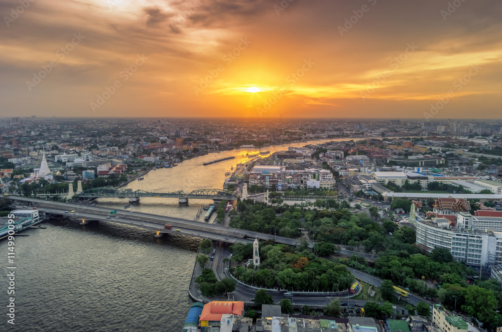 Obraz premium Phra Phuttha Yodfa Bridge view of Bangkok