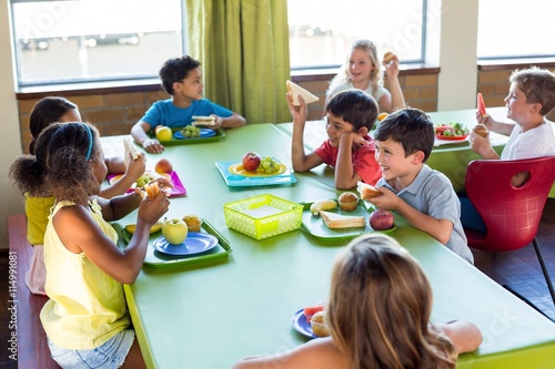 Obraz na płótnie Schoolchildren having meal 