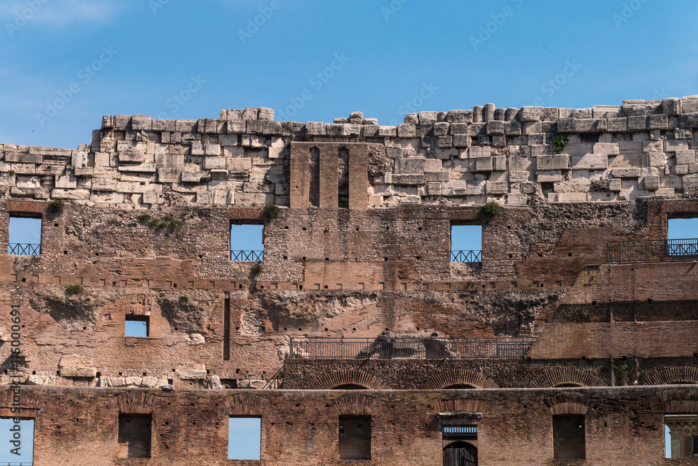 Innenraum des Kolosseum in Rom - Ausschnitt: Außenwand mit Öffnungen und verschiedenen Steinen aufgemauert