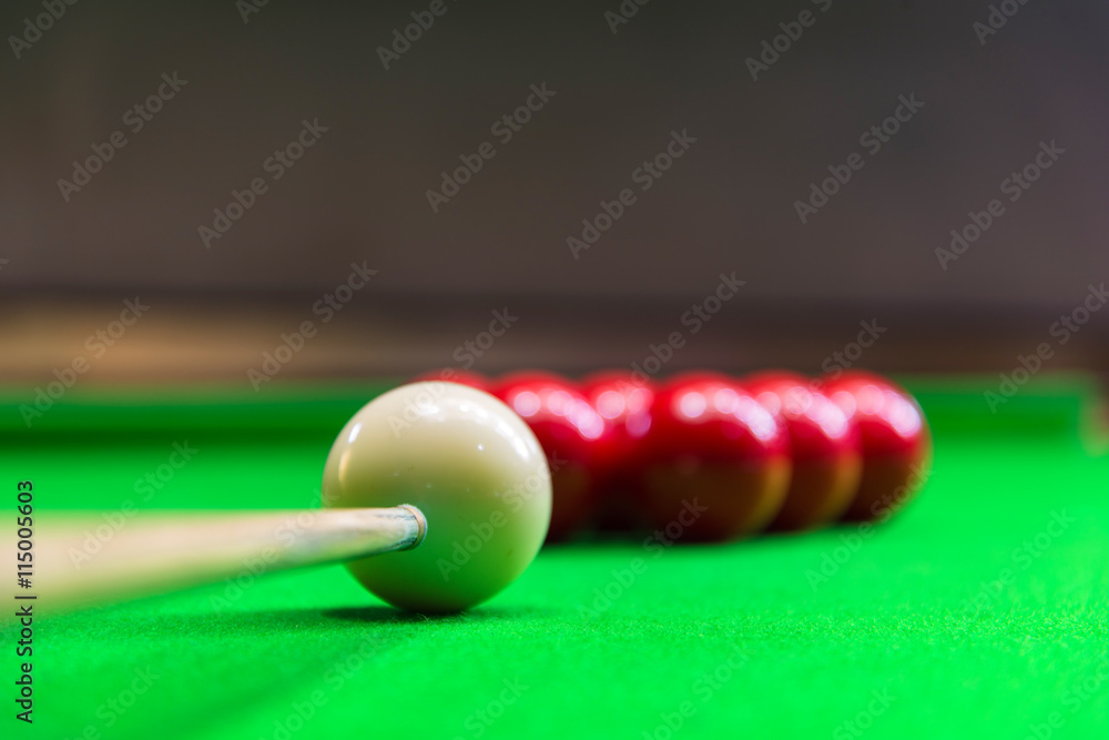 Snooker ball on snooker table - obrazy, fototapety, plakaty 
