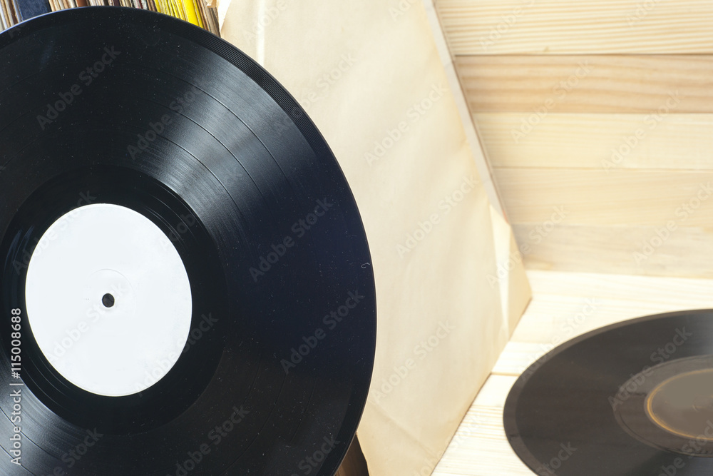 Obraz premium Płyta winylowa z miejscem na kopię przed kolekcją albumów z tytułami obojętnymi, proces vintage