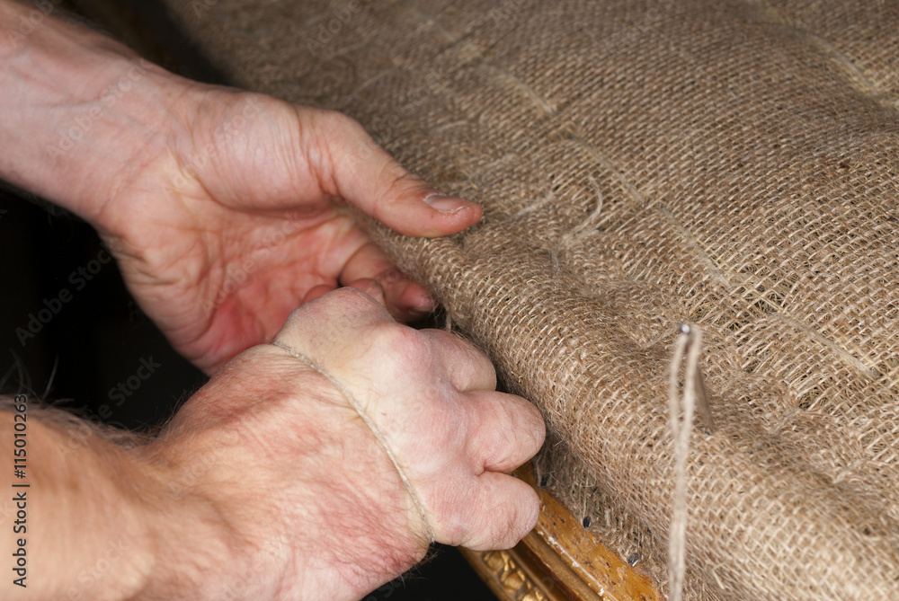 Φωτογραφία upholsterers hands restoring antique upholstery