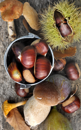 champignons, châtaignes et figues sur fond en bois 