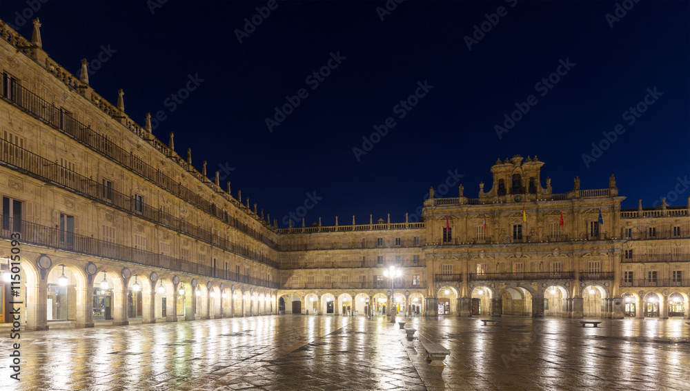 Obraz premium Night view of Plaza Mayor in Salamanca