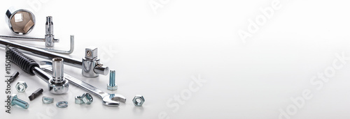 Werkzeug und Schrauben vor hellem Hintergrund, Makroaufnahme, Panorama