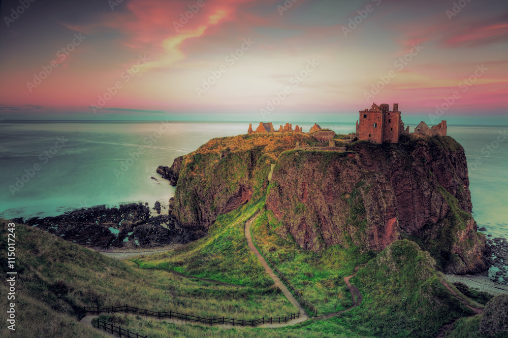 Fototapeta premium Château écossais au crépuscule: Dunnottar Castle - Ecosse 