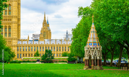 Photo Palace of Westminster and Buxton Memorial Fountain in Victoria Tower Gardens in