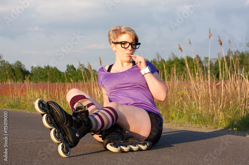 Pause beim Rollschuhfahren, Frau leckt Lutscher  photo