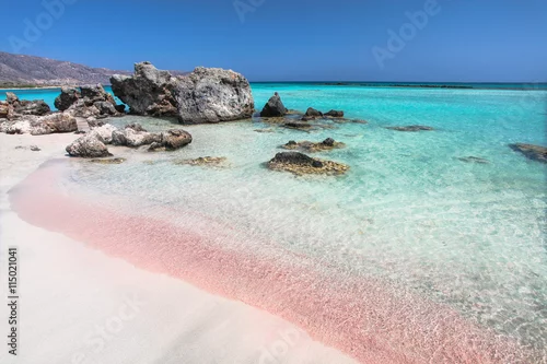 Obraz Wybrzeże wyspy Krety w Grecji. Różowa piaszczysta plaża słynnego Elafonisi (lub Elafonissi).