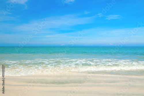Fototapeta Naklejka Na Ścianę i Meble -  Beautiful sky with sea on the peaceful beach for relax