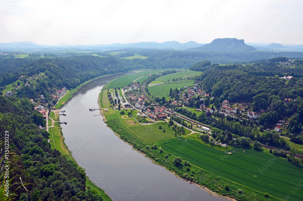 Elbe im Elbtal, Sächsische Schweiz Elbe im Elbtal, Sächsische Schweiz