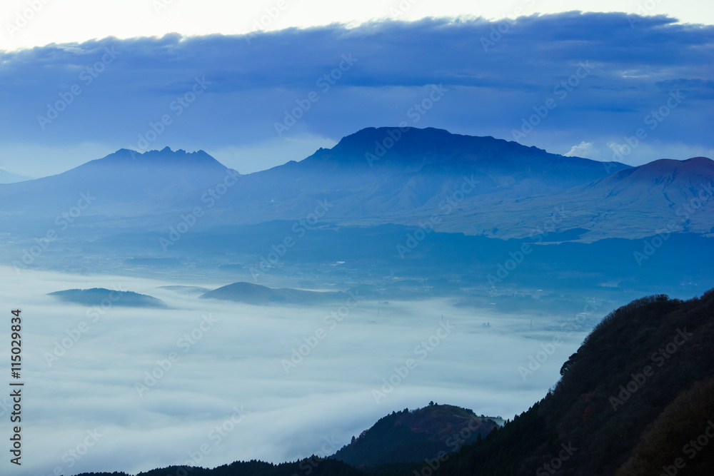 阿蘇の雲海と阿蘇山