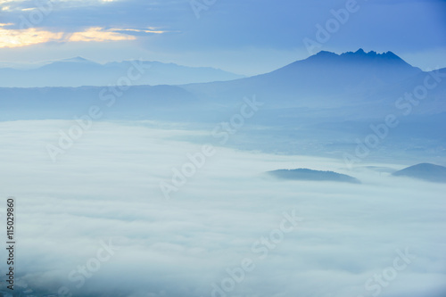 阿蘇の雲海と根子岳 © iuran