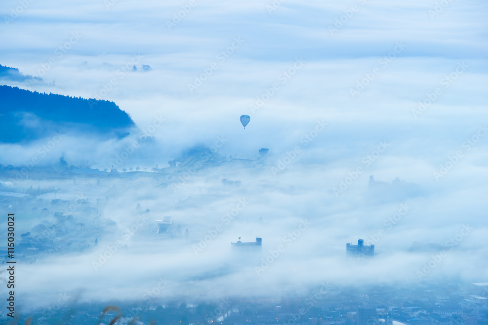 阿蘇の雲海と気球