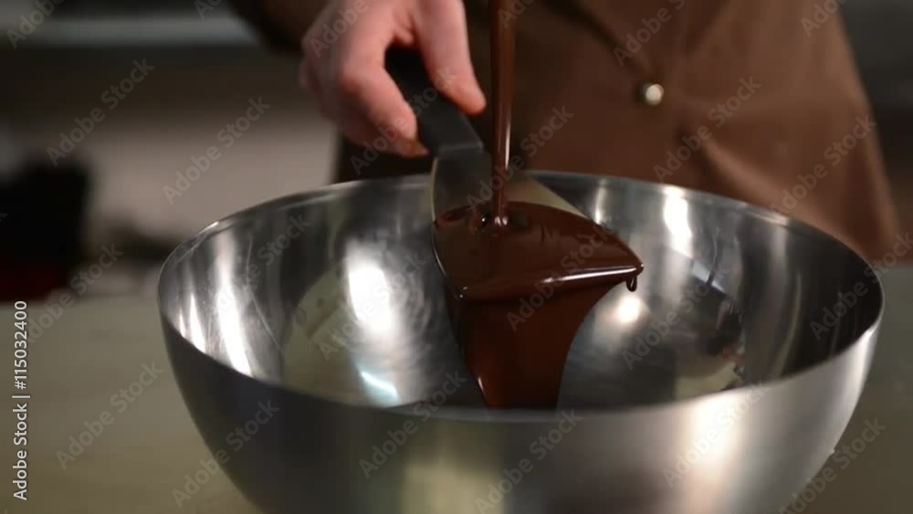 versare del cioccolato fondete in un contenitore versare del cioccolato fondete in un contenitore