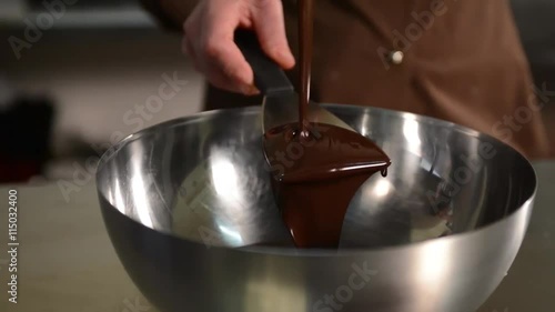 versare del cioccolato fondete in un contenitore photo